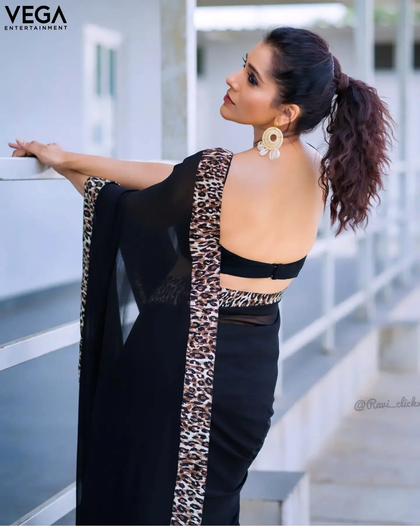 INDIAN TV ACTRESS RASHMI GAUTAM IN BLACK SAREE SLEEVELESS BLOUSE 5